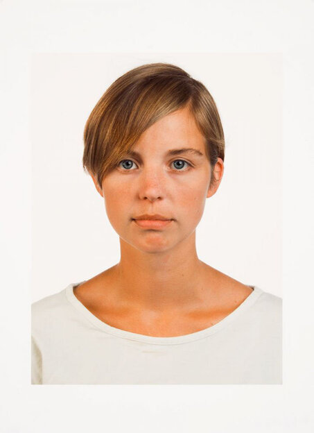 Thomas Ruff - Porträt 1989 (Isabelle Graw)<br />2012 - C-print - edition 150 - 22,5 x 17 on 30 x 22 cm