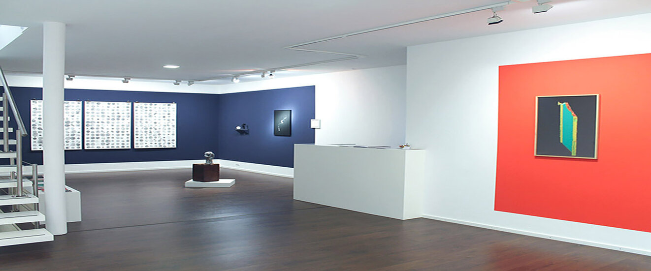 It shows a picture of an exhibition with Martin Eder, Martin Wühler and Marco Habeck. Curated by Hendrik Bündge.